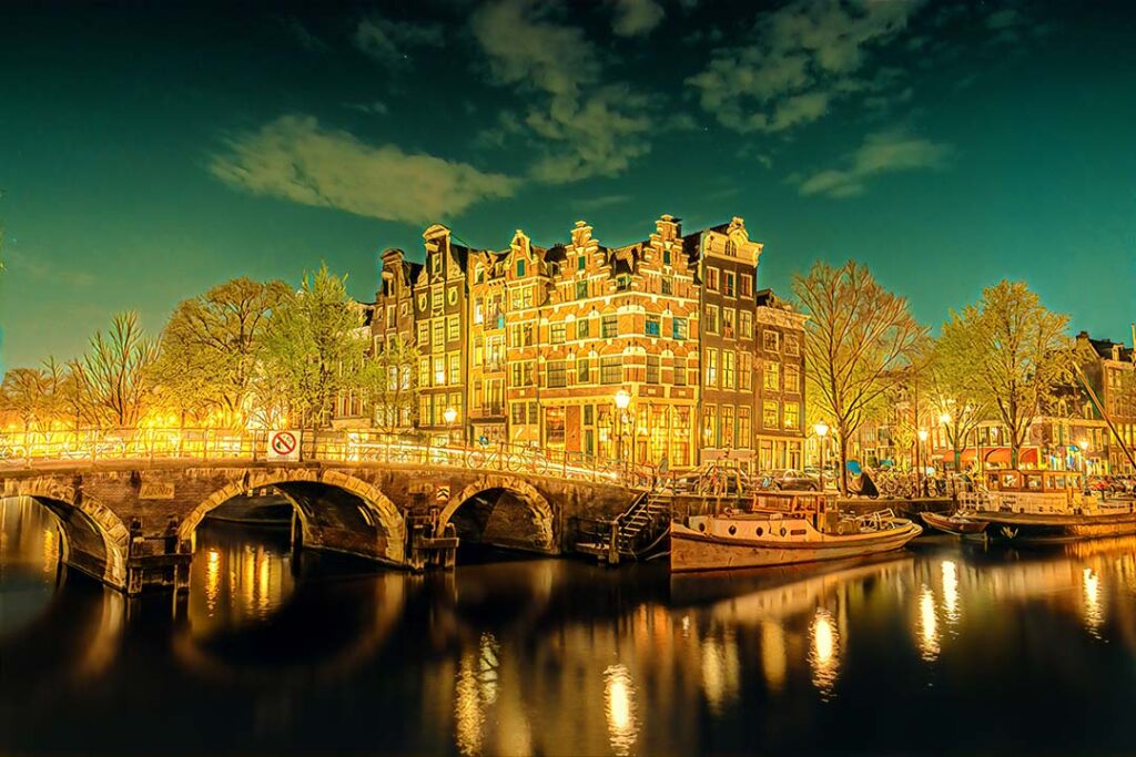 Cheap Flights to Amsterdam - Travelinch - Find best flight deals!